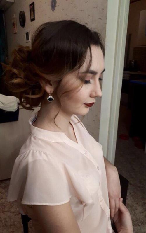 Милые девушки?  Успейте записаться на макияж и причёску по самым приятным ценам. 04