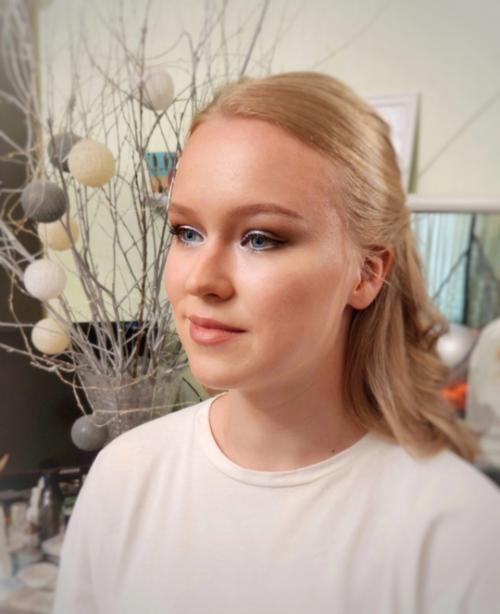 Впереди 8 марта, а значит пора забронировать время на роскошный и стильный макияж. 01