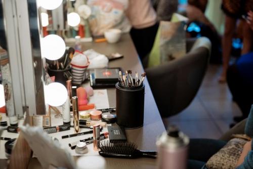 Здравствуйте, девушки!   Меня зовут Ольга, я профессиональный визажист и стилист по прическам. 05