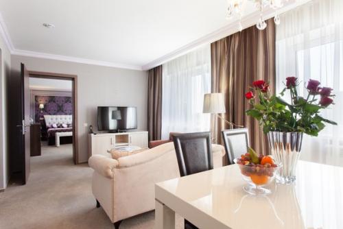 Внимание!  Милые девушки! 02