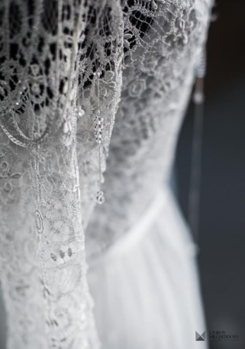 При создании свадебных и вечерних платьев мы отдаем предпочтение ручной работе. 02