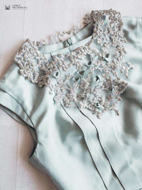 При создании свадебных и вечерних платьев мы отдаем предпочтение ручной работе. 01