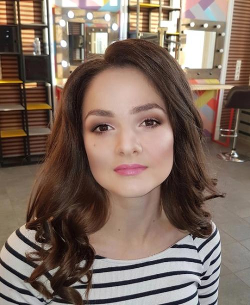 Впереди 8 марта, а значит пора забронировать время на роскошный и стильный макияж. 02