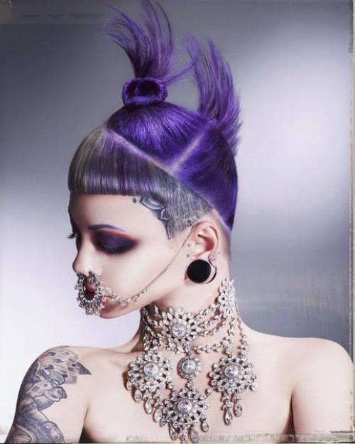 Я предлагаю на пробник сделать только глазки, цена - половина стоимости макияжа. 01