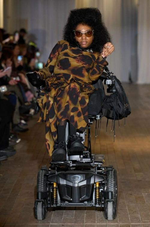 На нью-йоркской неделе моды состоялось яркое шоу бренда Collina Strada, которое получило название The World Is a Vampire. 02