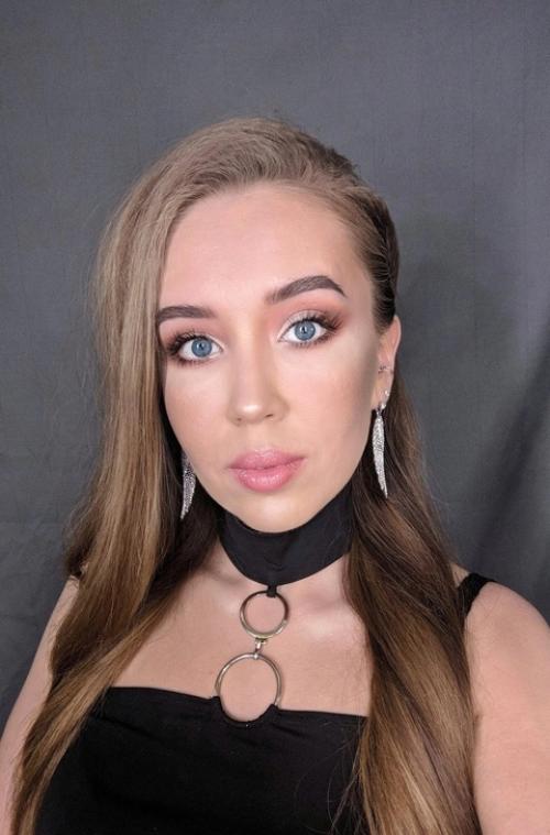 Впереди 8 марта, а значит пора забронировать время на роскошный и стильный макияж. 05