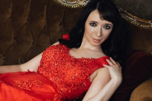 Здравствуйте, девушки!   Меня зовут Ольга, я профессиональный визажист и стилист по прическам. 04