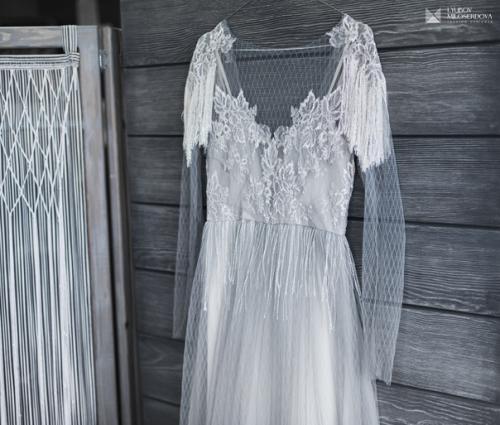 При создании свадебных и вечерних платьев мы отдаем предпочтение ручной работе. 06