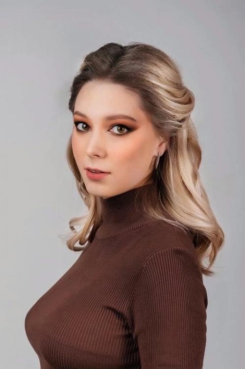 Впереди 8 марта, а значит пора забронировать время на роскошный и стильный макияж. 04