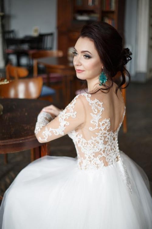 Думаете, что свадебный макияж - это классический темно-коричневый внешний уголок глаза и розовые губки? 01