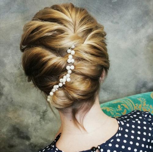 Здравствуйте, девушки!   Меня зовут Ольга, я профессиональный визажист и стилист по прическам. 07