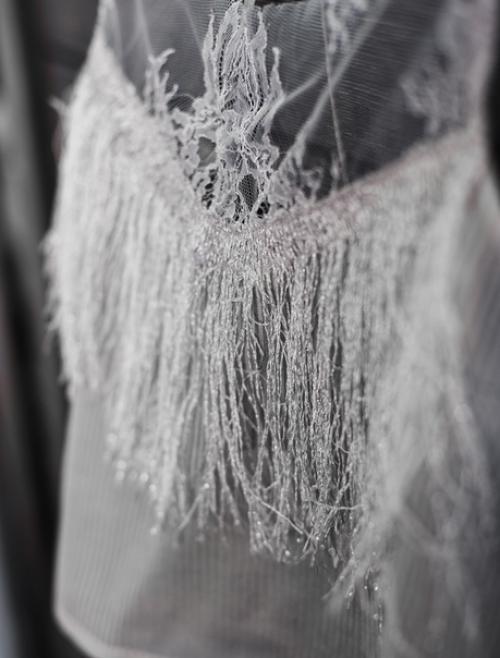 При создании свадебных и вечерних платьев мы отдаем предпочтение ручной работе. 09