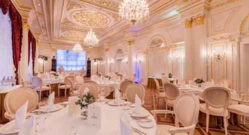 Сегодня был долгий и нудный день, ханджи еле волоча ноги легла на кровать и моментально заснула. 02