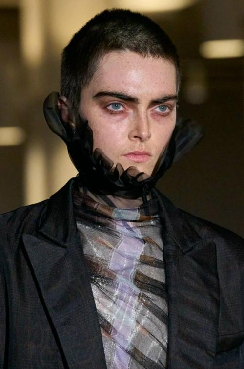 На нью-йоркской неделе моды состоялось яркое шоу бренда Collina Strada, которое получило название The World Is a Vampire. 06