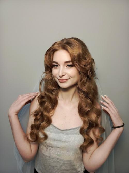 Тренды в свадебном макияже и прическах 2025 года подчеркивают индивидуальную красоту. 01