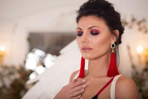 Здравствуйте, девушки!   Меня зовут Ольга, я профессиональный визажист и стилист по прическам. 09