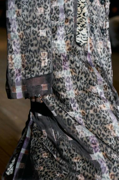 На нью-йоркской неделе моды состоялось яркое шоу бренда Collina Strada, которое получило название The World Is a Vampire. 05