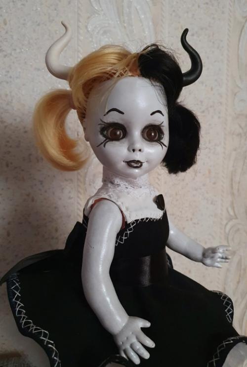 И даже не дома, в гостях, в другом городе, а куклы, куклы. 06