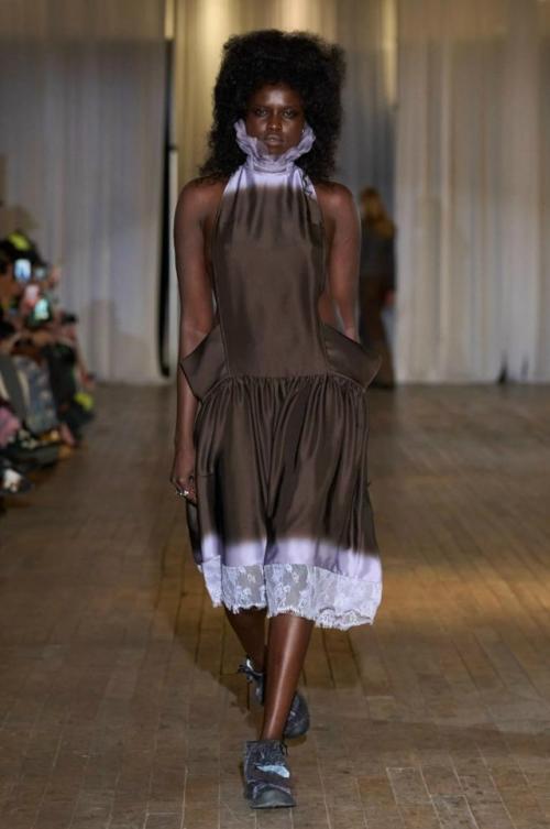 На нью-йоркской неделе моды состоялось яркое шоу бренда Collina Strada, которое получило название The World Is a Vampire. 07