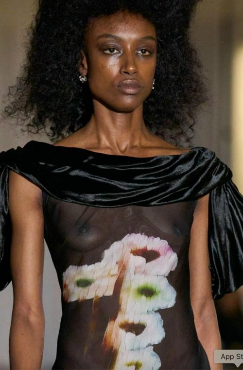 На нью-йоркской неделе моды состоялось яркое шоу бренда Collina Strada, которое получило название The World Is a Vampire. 01