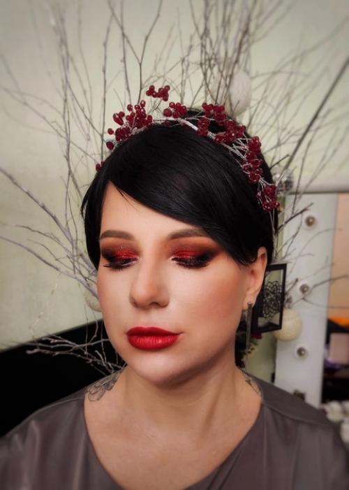 Впереди 8 марта, а значит пора забронировать время на роскошный и стильный макияж. 07