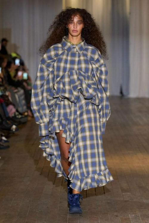 На нью-йоркской неделе моды состоялось яркое шоу бренда Collina Strada, которое получило название The World Is a Vampire. 03