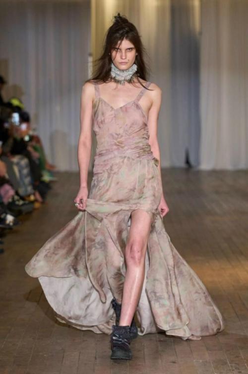 На нью-йоркской неделе моды состоялось яркое шоу бренда Collina Strada, которое получило название The World Is a Vampire.  