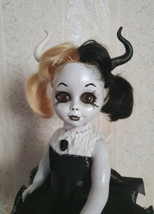 И даже не дома, в гостях, в другом городе, а куклы, куклы. 02