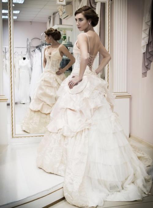 Нереально красивая девушка с нереальной прической, нереальным макияжем и в нереальном платье. 01