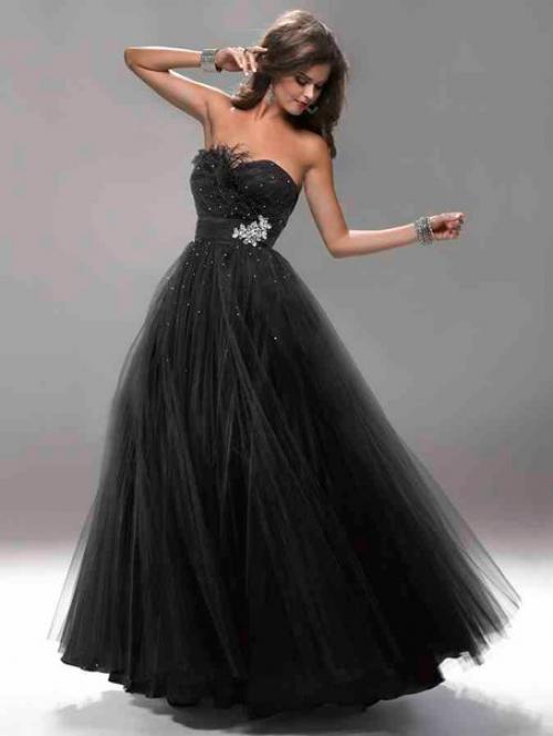 Сегодня был долгий и нудный день, ханджи еле волоча ноги легла на кровать и моментально заснула. 01