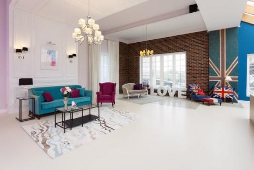 Вы замужем, а ваше шикарное платье висит в шкафу и скучает или наоборот, хотите почувствовать себя настоящей невестой, надеть белые кружева. 04