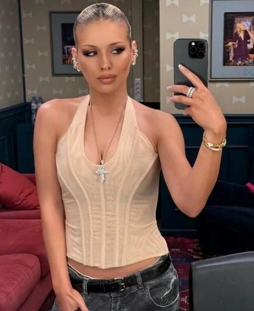 Люся чеботина устроила яркую фотосессию, которая сразу привлекла внимание фанатов и коллег. 01