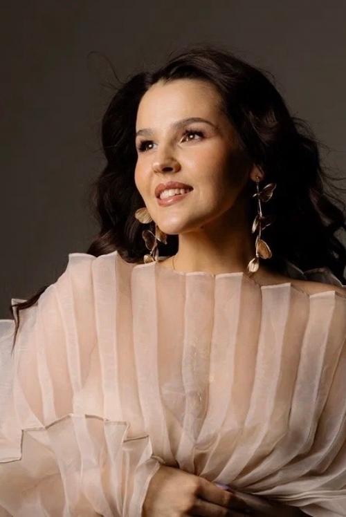 Собрав вместе правильный макияж и прическу, вы получите идеальный образ для весенней фотосессии. 02