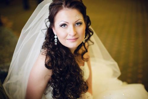 Всем привет!  Я очень люблю прически с кудряшками и распущенными волосами, поэтому вопроса не стояло, как мне уложить волосы на свою свадьбу. 03