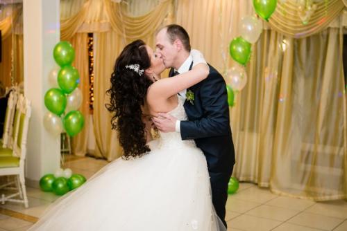 Всем привет!  Я очень люблю прически с кудряшками и распущенными волосами, поэтому вопроса не стояло, как мне уложить волосы на свою свадьбу. 05