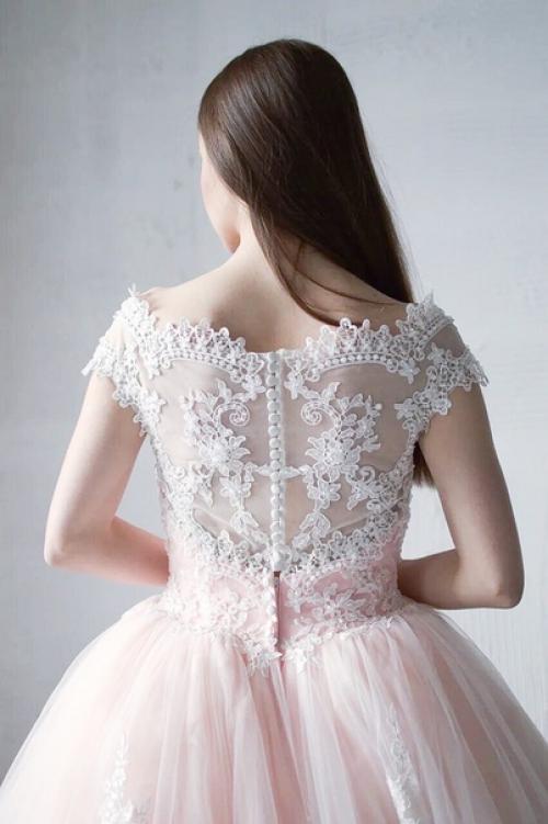 На пятницу 12: 00 требуется 1 модель, размер 42/44, блондинка. 03