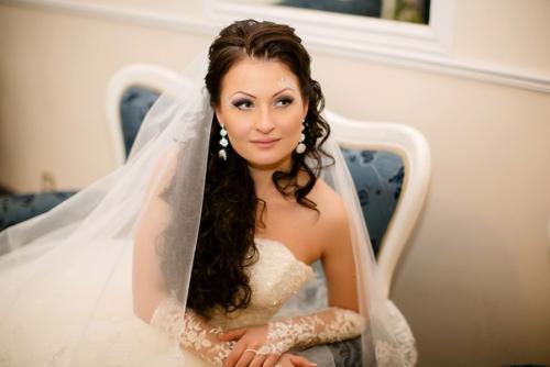 Всем привет!  Я очень люблю прически с кудряшками и распущенными волосами, поэтому вопроса не стояло, как мне уложить волосы на свою свадьбу. 04