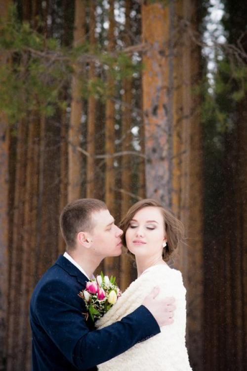 С Наташей мы провели два торжественных утра, день свадьбы и день свадебной фотосессии и получили два свадебных образа. 01