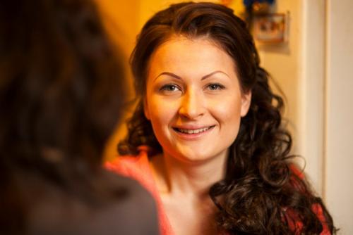 Всем привет!  Я очень люблю прически с кудряшками и распущенными волосами, поэтому вопроса не стояло, как мне уложить волосы на свою свадьбу. 01