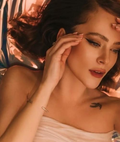 Аглая тарасова решилась на съемку в полупрозрачном платье без бюстгальтера.

