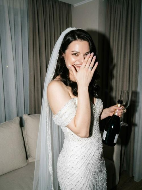 На этой фотографии запечатлена невеста в праздничной, неофициальной обстановке.  