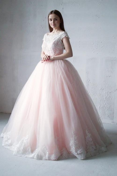 На пятницу 12: 00 требуется 1 модель, размер 42/44, блондинка. 01