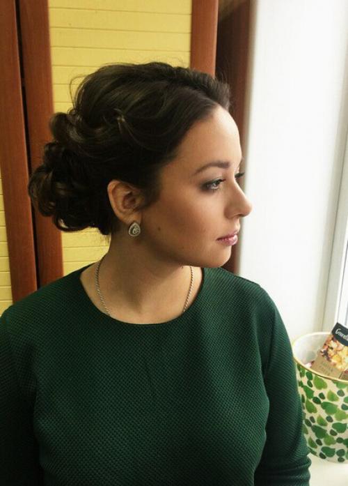 Милые девушки?  Я сертефецированный стилист (мастер по прическам и визажист), предлагаю свои услуги по приятным ценам. 05