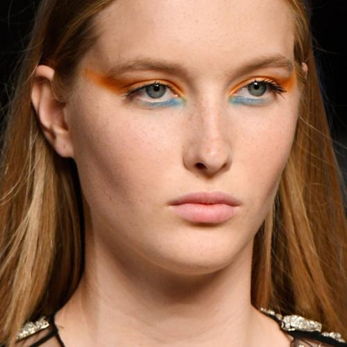 Дизайн - проект ванной комнаты в светлой цветовой гамме с ярким акцентом. 03