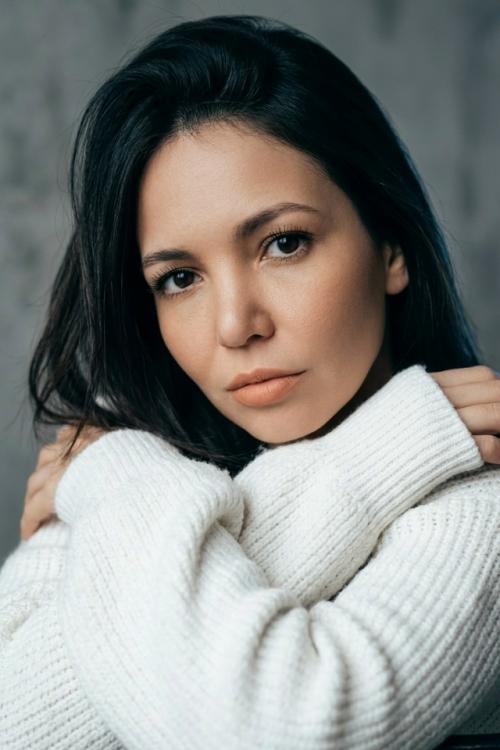 Промт: 

Создай не меняя черты лица.
