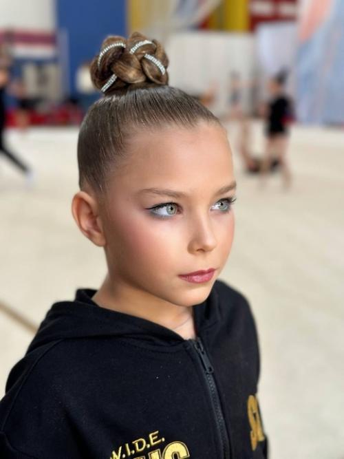 Образ гимнастки - это не всегда яркий макияж и сложная прическа. 02