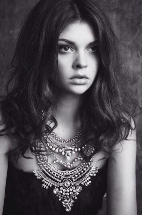 Милые девочки!  Мы хотим представить вам нашего визажиста и мастера по волосам Дарью Калмыкову. 02