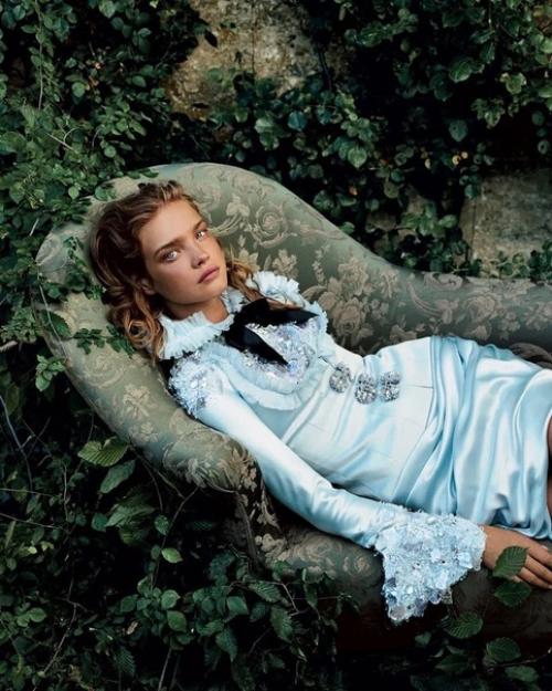 Супермодель Наталья водяновоа Алиса в Стране Чудес, Vogue, декабрь 2003. 02