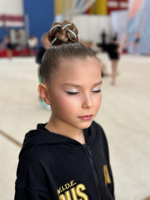 Образ гимнастки - это не всегда яркий макияж и сложная прическа. 01