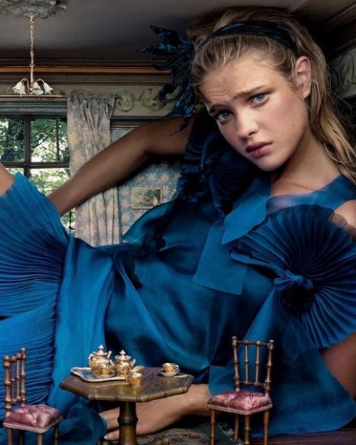 Супермодель Наталья водяновоа Алиса в Стране Чудес, Vogue, декабрь 2003. 01